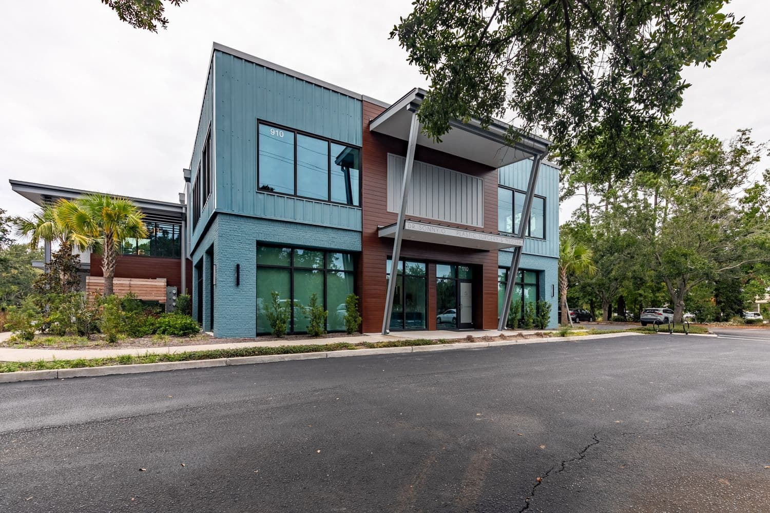 The exterior of Dr. Sonny O's Lowcountry practice in Mount Pleasant